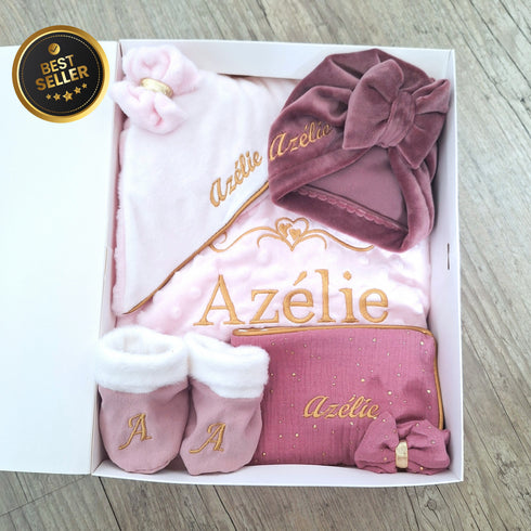 Coffret Complet Girl 1 Naissance Personnalisé – Couverture, Turban, Chaussons, Doudou & Protège Carnet – Quantité Limitée